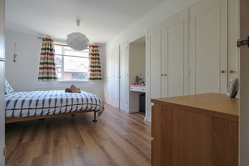 Flat Cambalt Road in Greater London