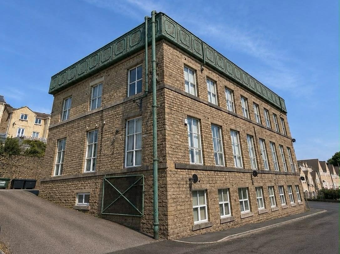 Flat Commercial Road in Kirklees