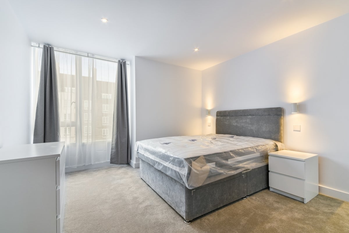 Flat Dog Kennel Hill in Greater London