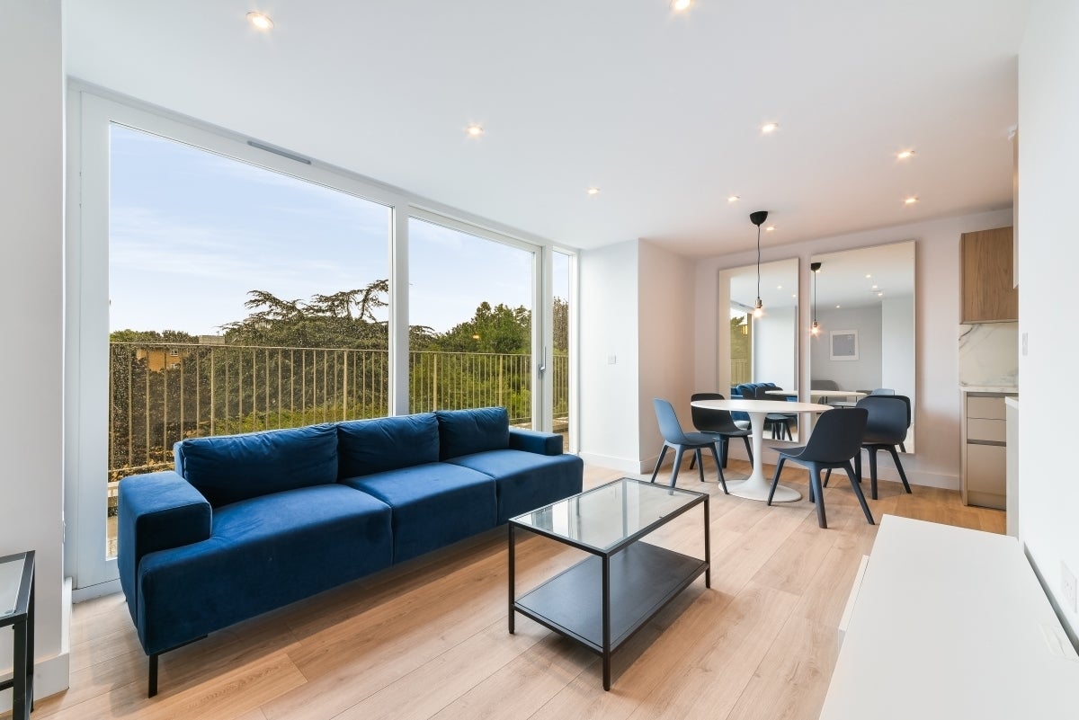 Flat Dog Kennel Hill in Greater London