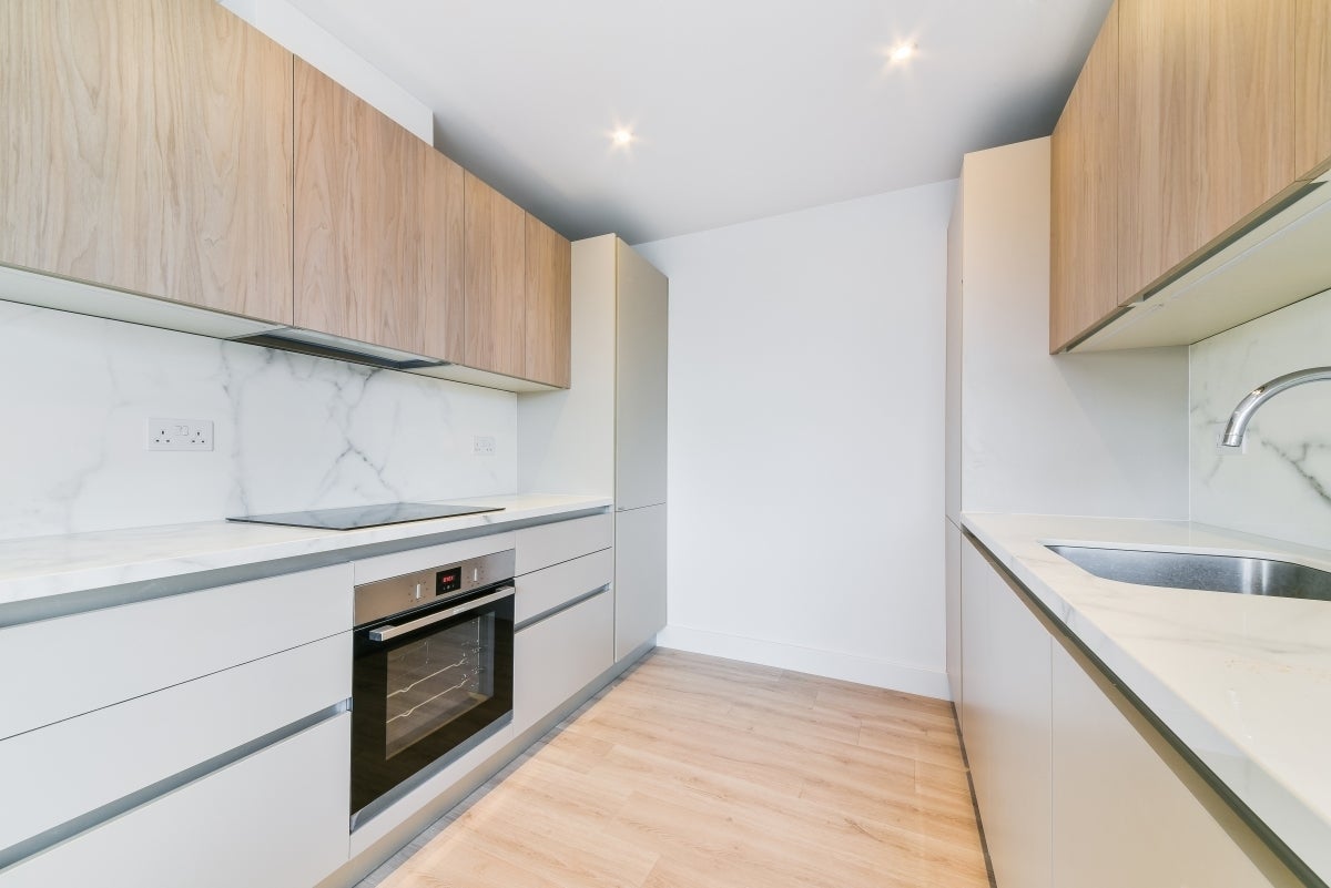 Flat Dog Kennel Hill in Greater London