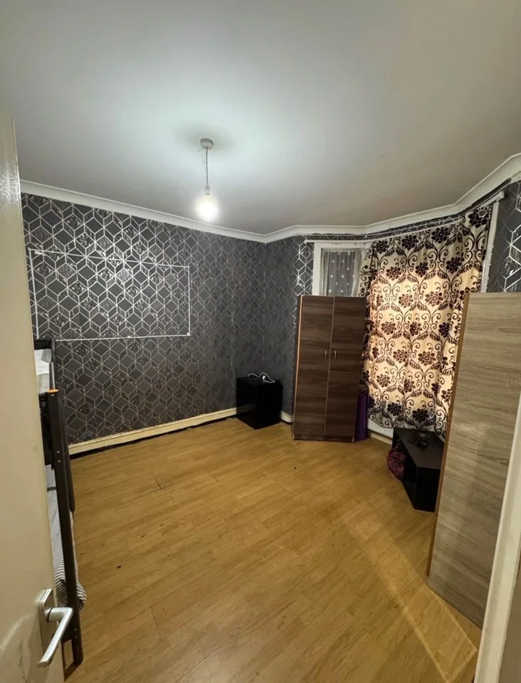 Room Mortlake Road in Greater London