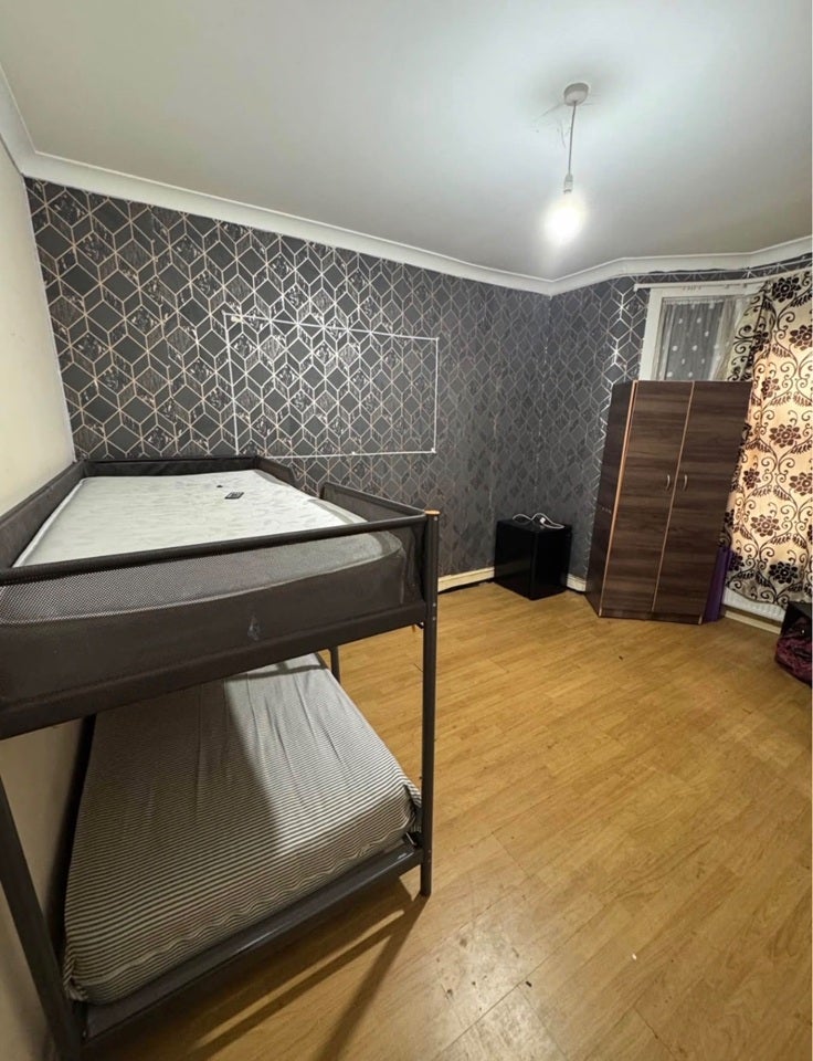 Room Mortlake Road in Greater London