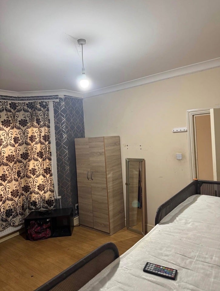 Room Mortlake Road in Greater London