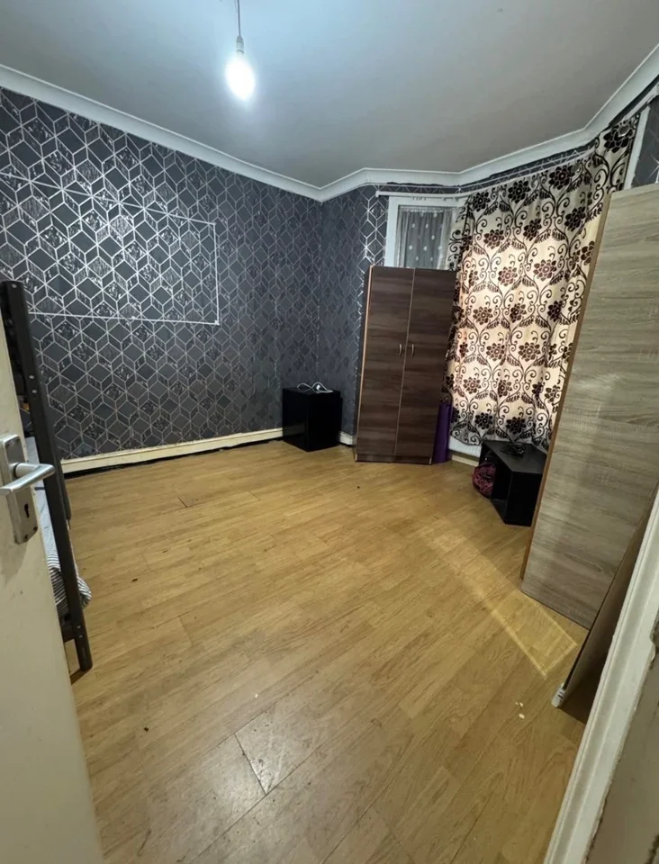 Room Mortlake Road in Greater London