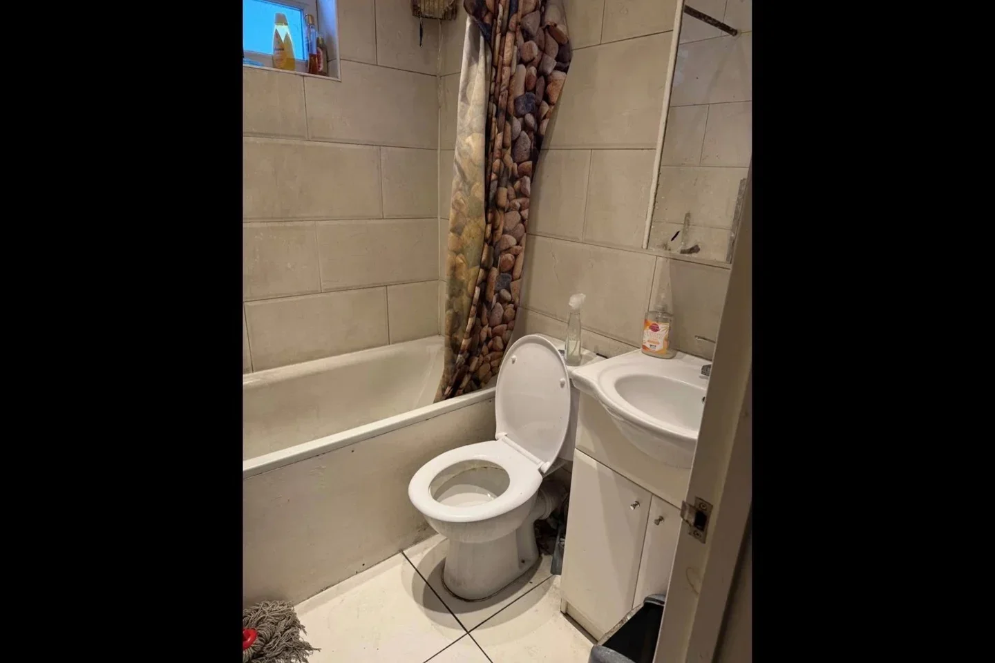 Room Mortlake Road in Greater London