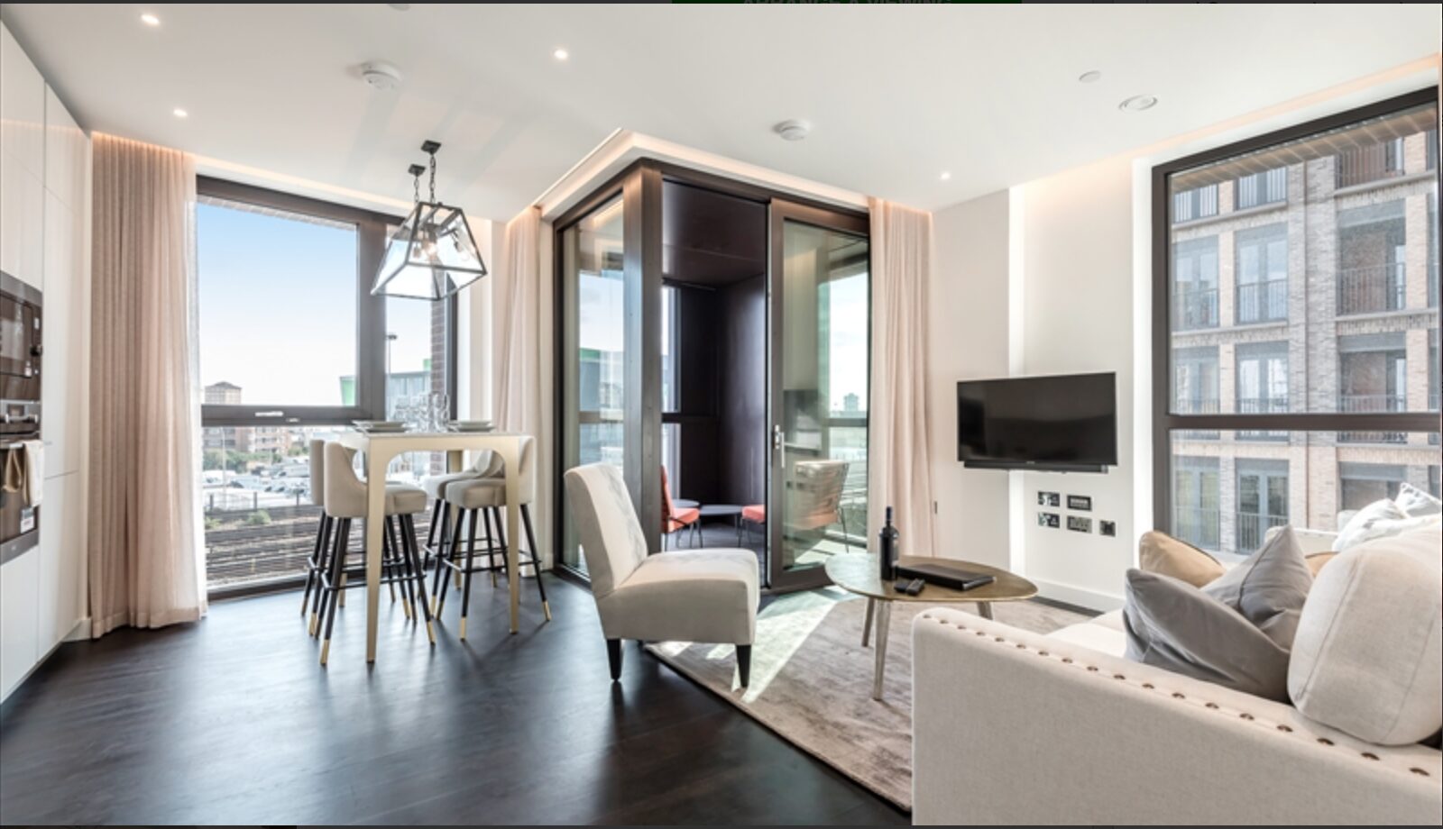 Flat Ponton Road in Greater London