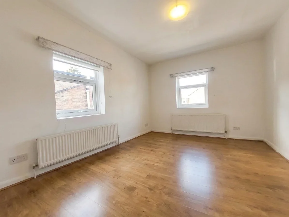 Flat Squires Lane in Greater London