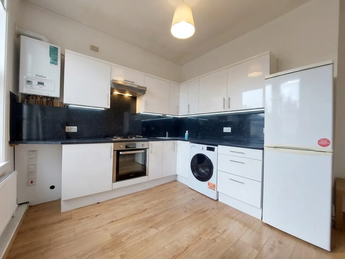 Flat Squires Lane in Greater London