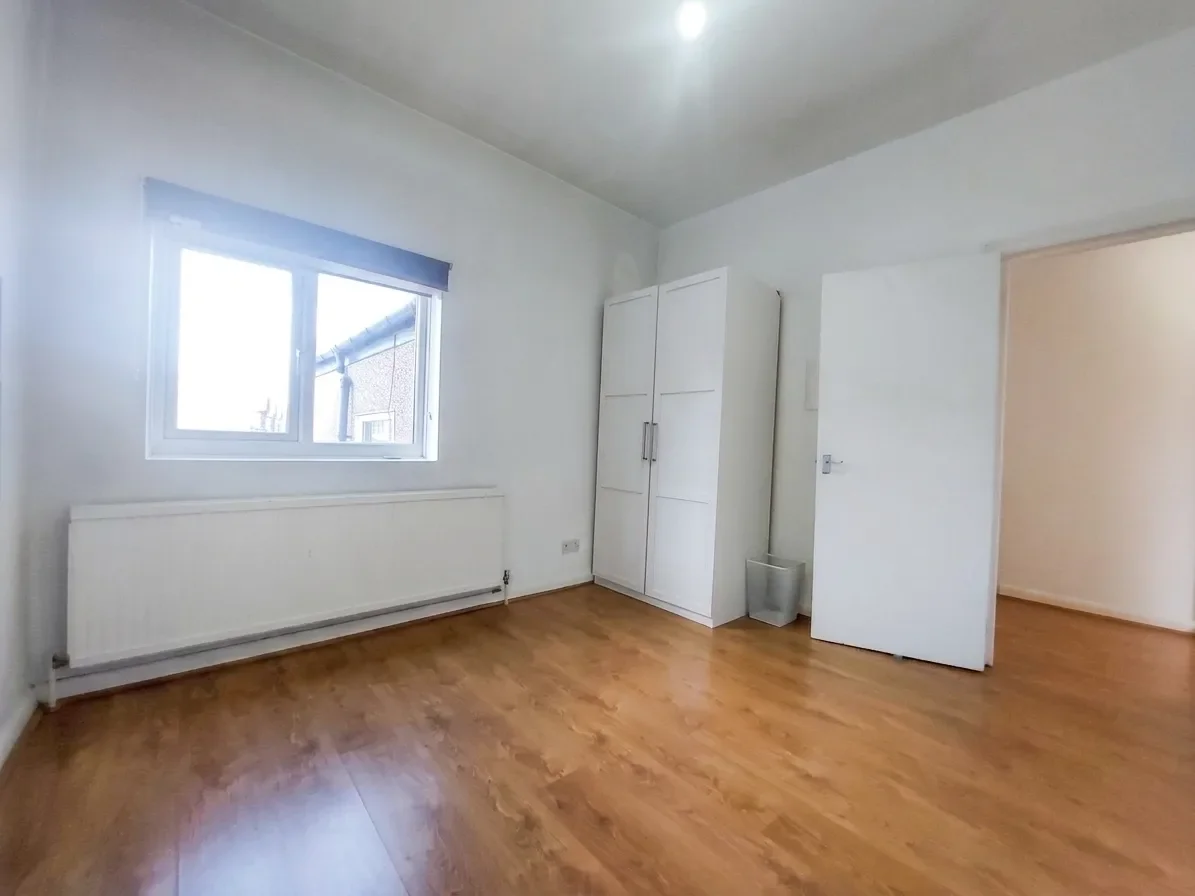 Flat Squires Lane in Greater London
