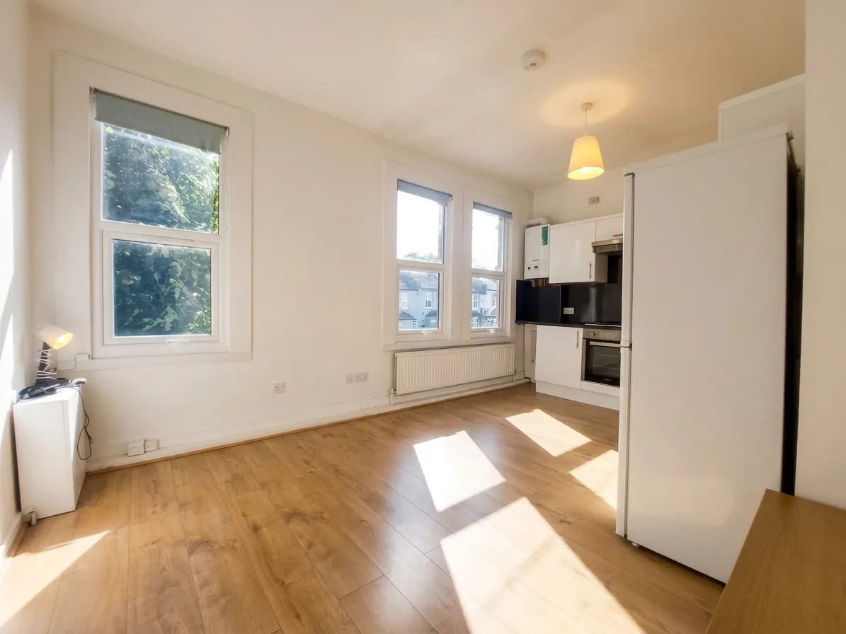 Flat Squires Lane in Greater London