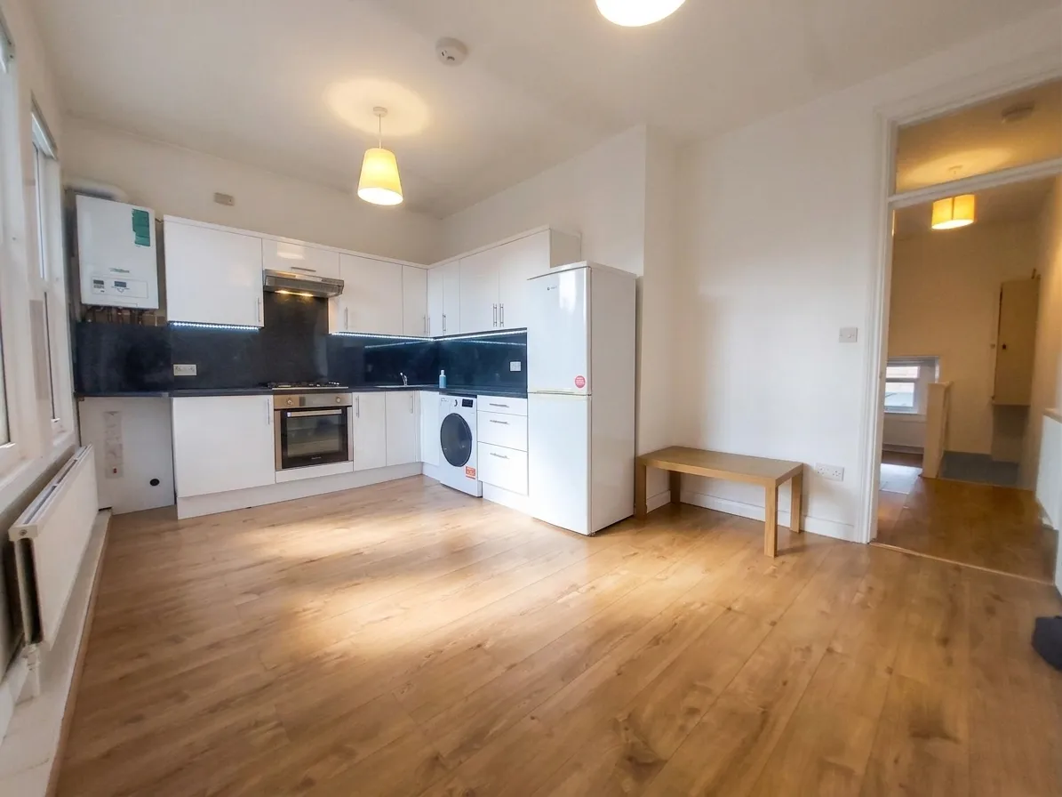 Flat Squires Lane in Greater London