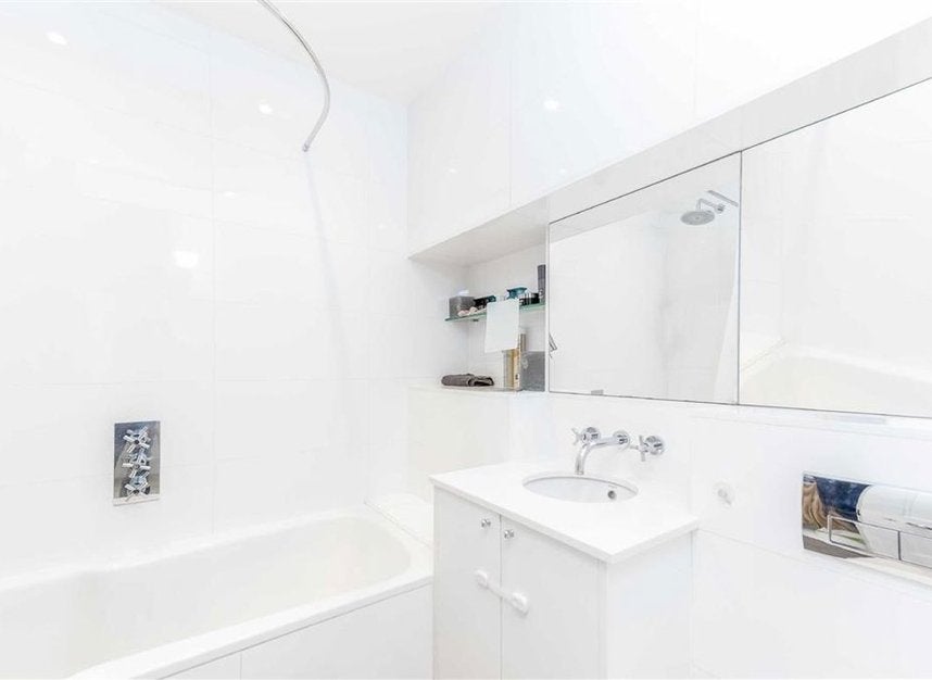 Flat Gloucester Road in Greater London