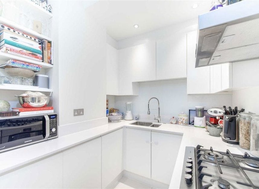 Flat Gloucester Road in Greater London