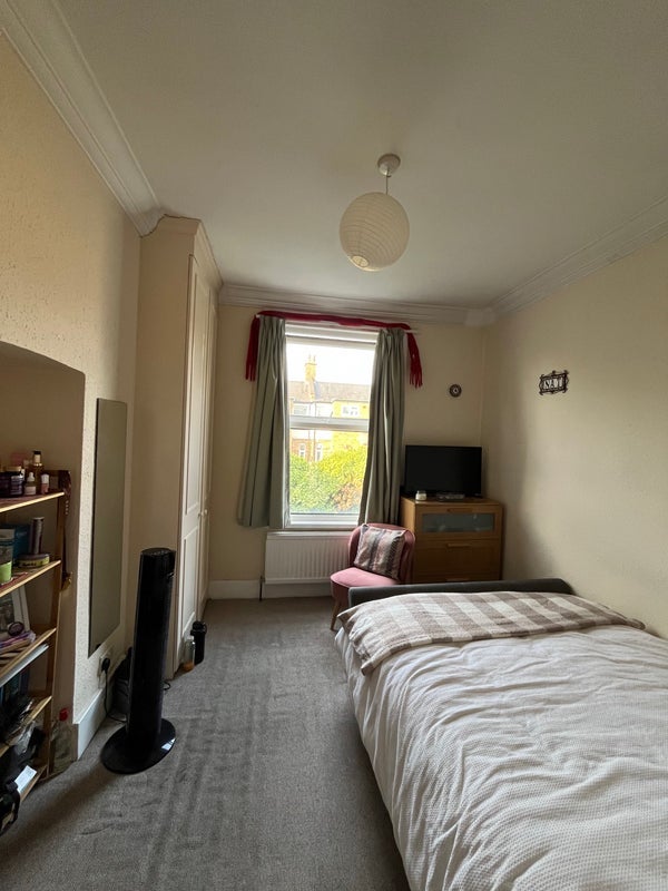 Room Chasefield Road in Greater London