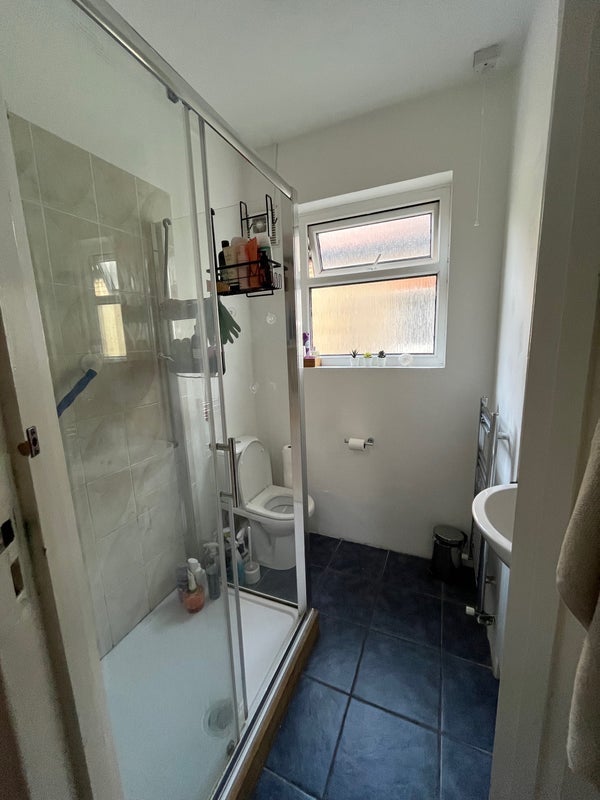 Room Chasefield Road in Greater London