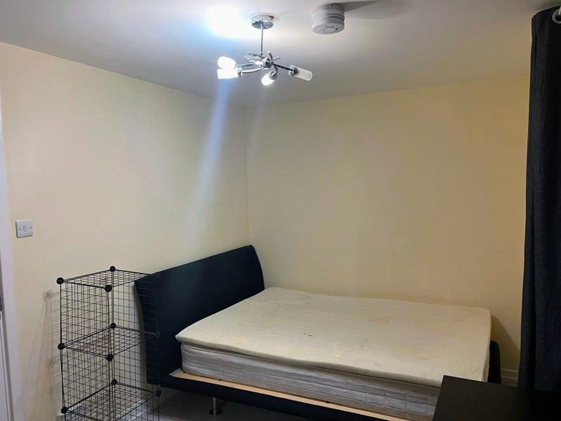 Room Annie Besant Close in Greater London