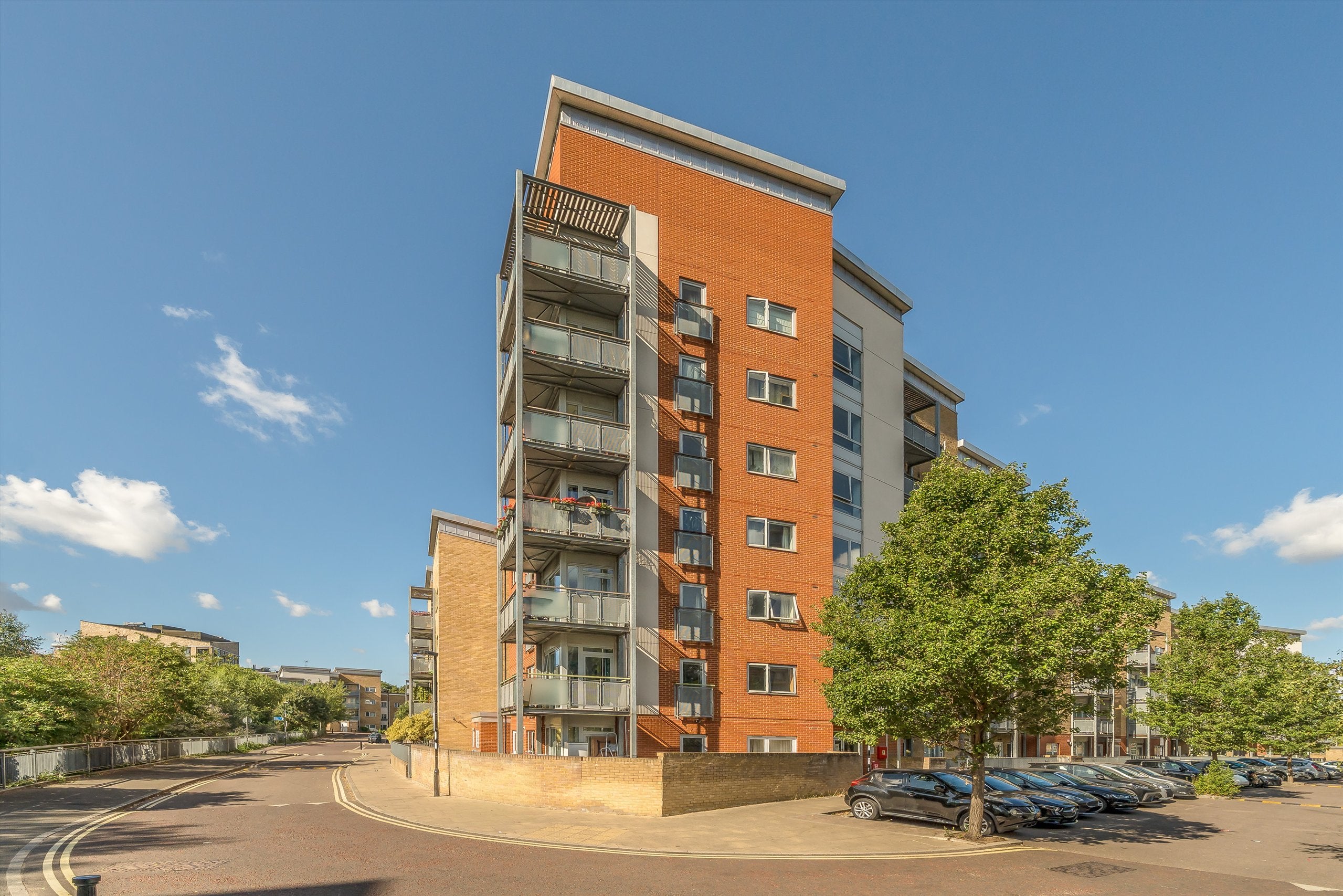 Flat Waterway Avenue in Greater London
