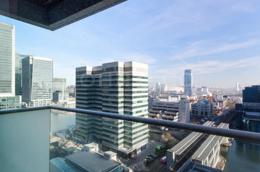 Flat Pan Peninsula Square in Greater London