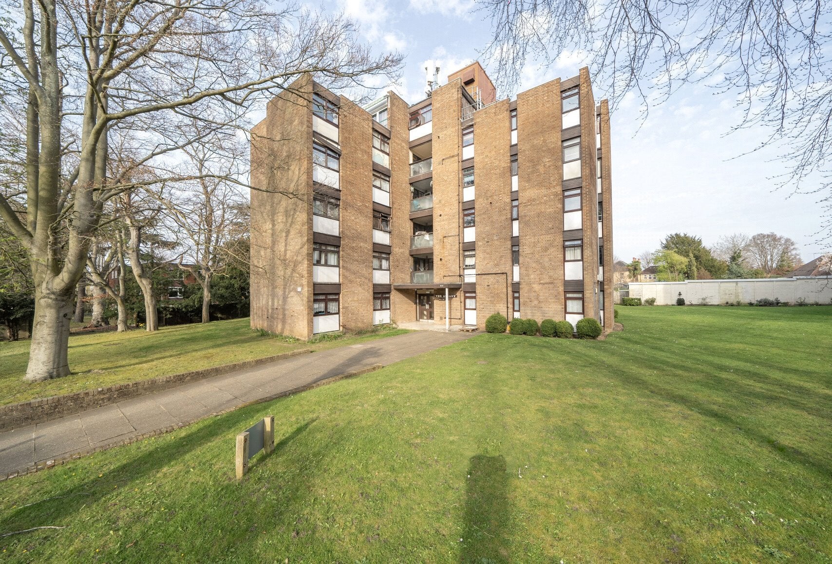 Flat Willow Road in Greater London