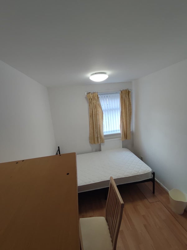 Room Catfield Walk in Manchester