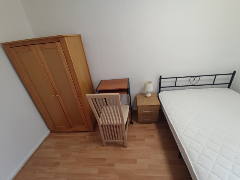 Room Catfield Walk in Manchester