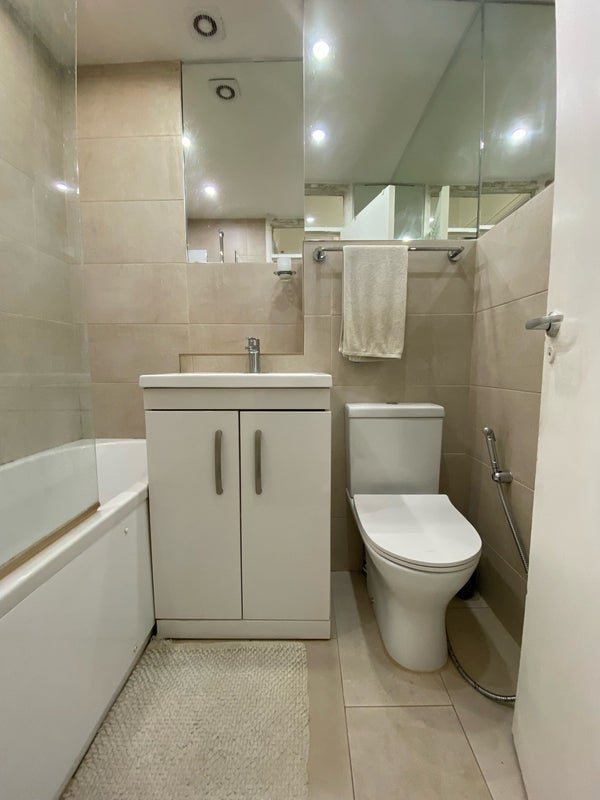 Room Nightingale Vale in Greater London