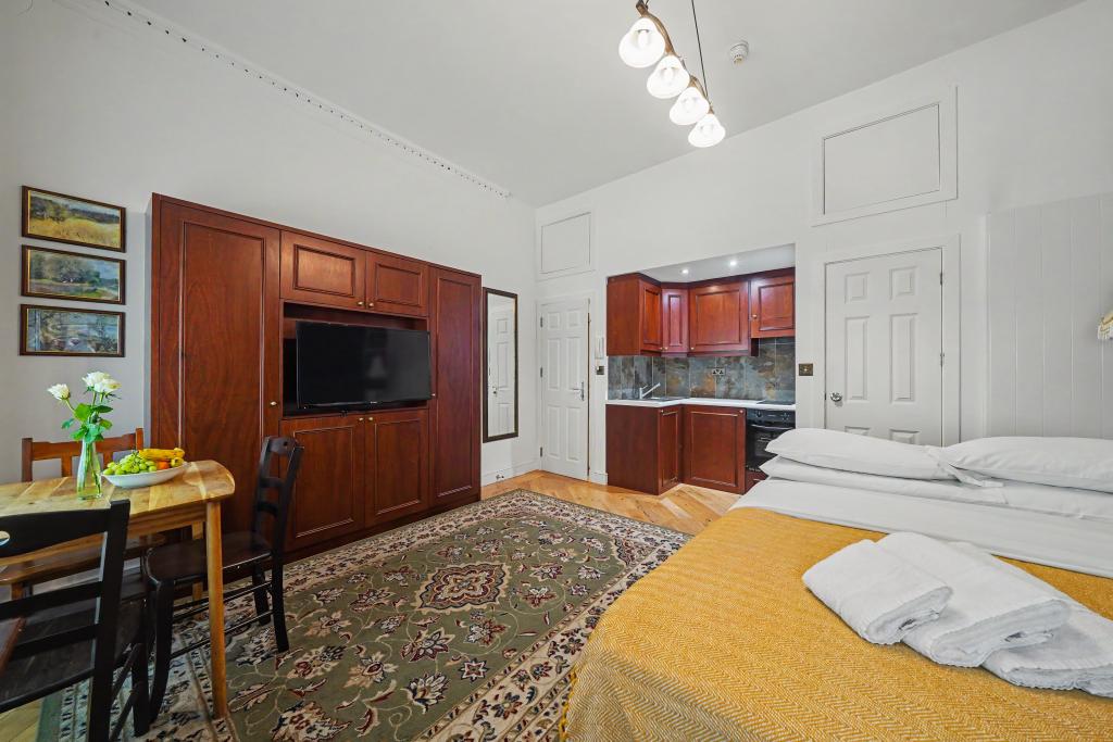 Flat Cartwright Gardens in Greater London