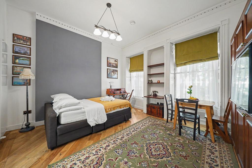 Flat Cartwright Gardens in Greater London
