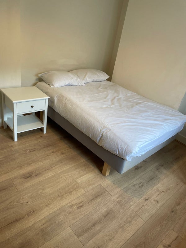Room Edward Mann Close in Greater London