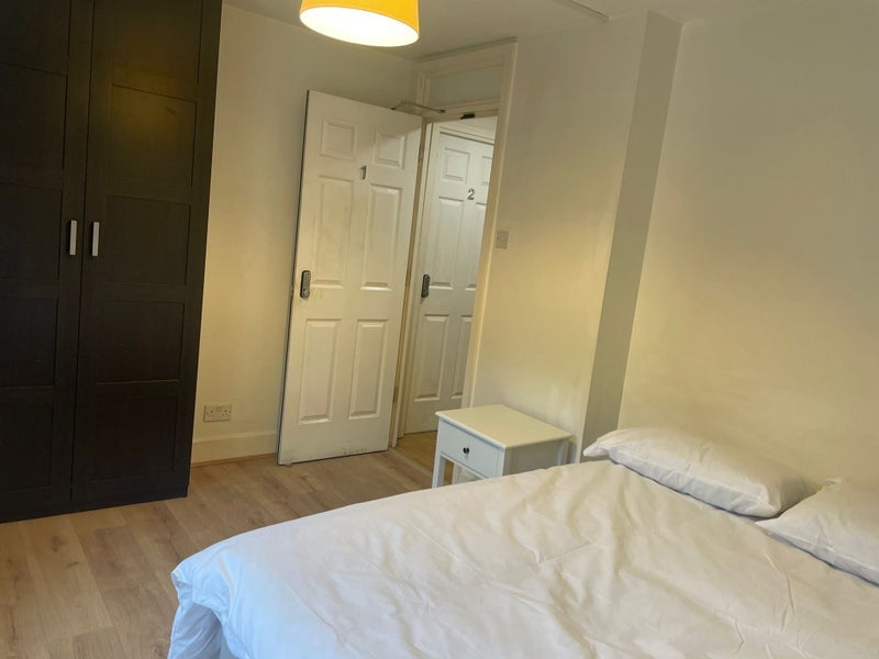 Room Edward Mann Close in Greater London