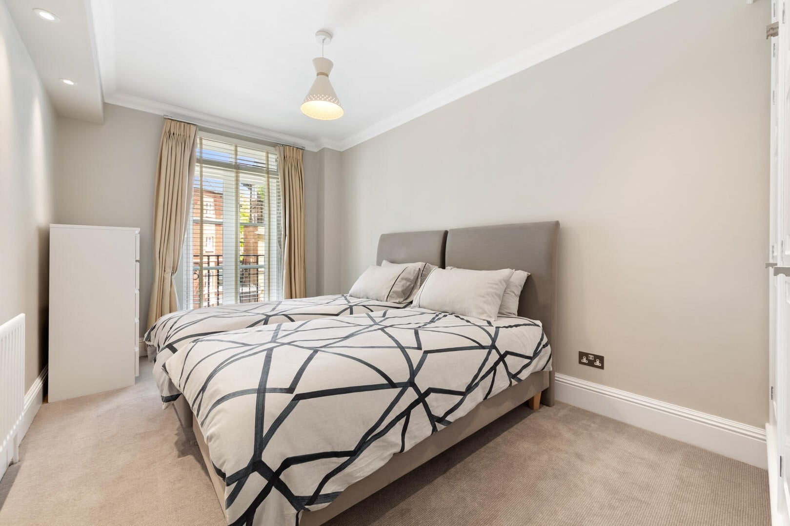 Flat Holland Park Avenue in Greater London