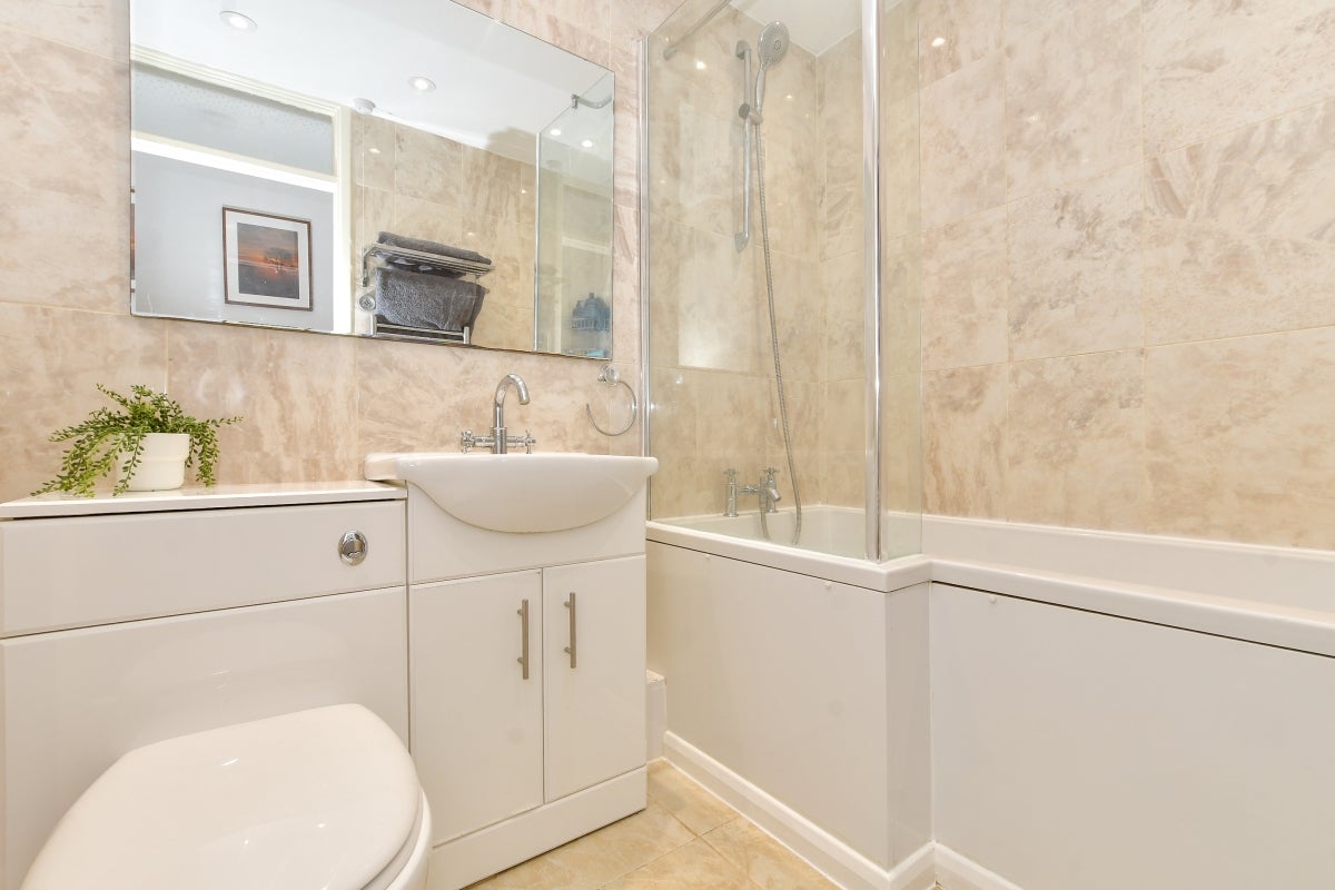 Flat Oakhill Road in Sevenoaks