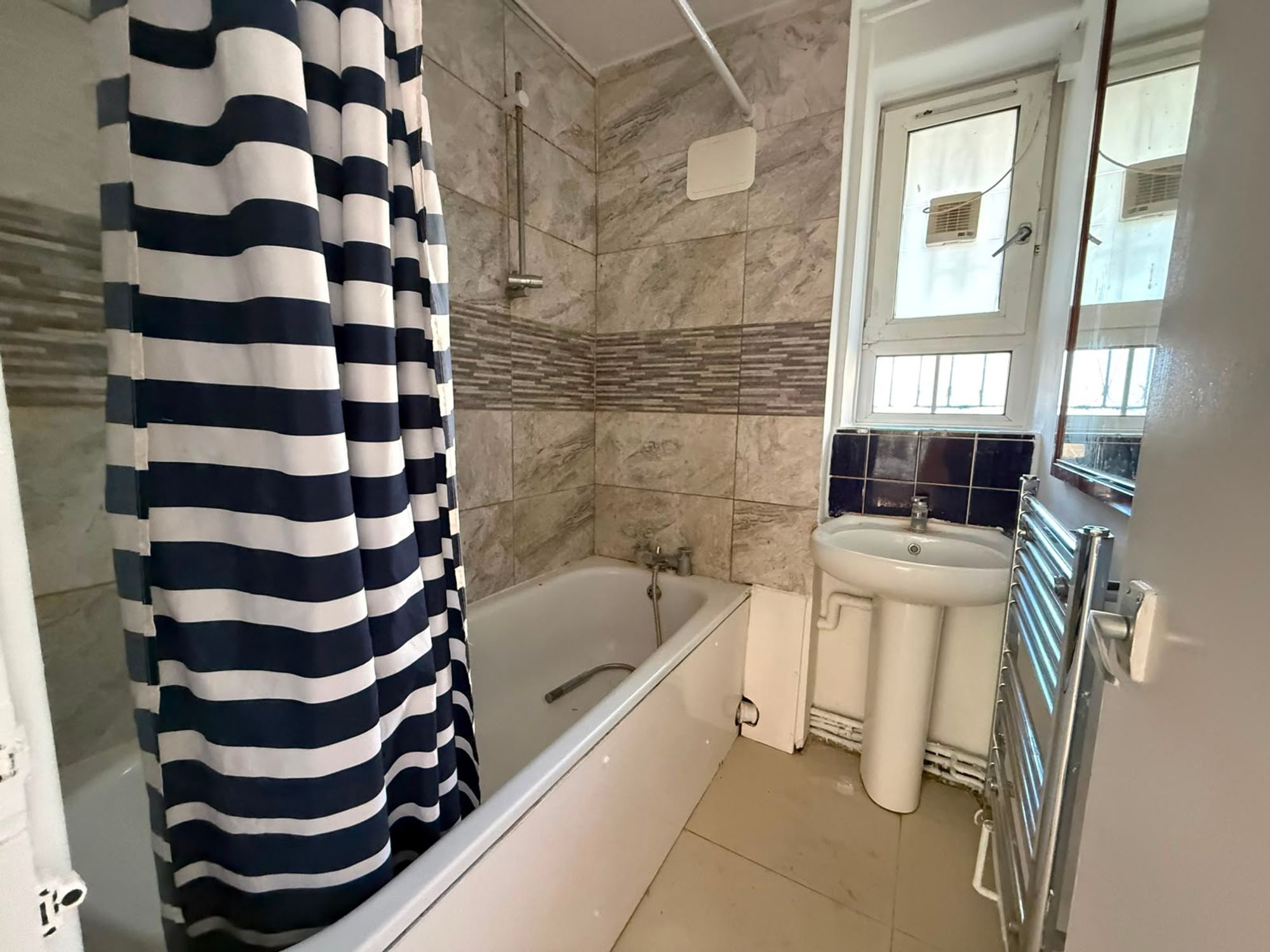 Flat Pott Street in Greater London