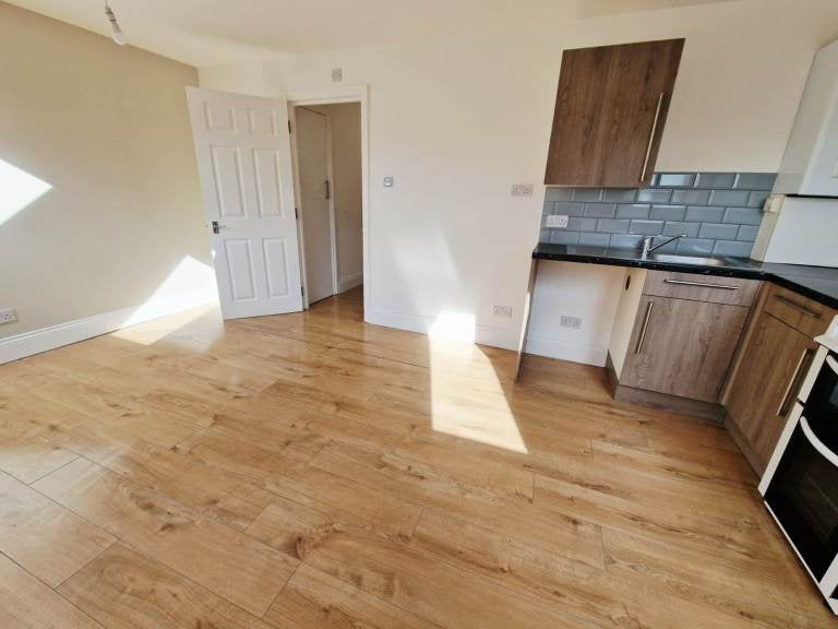 Flat Bensham Manor Road in Greater London