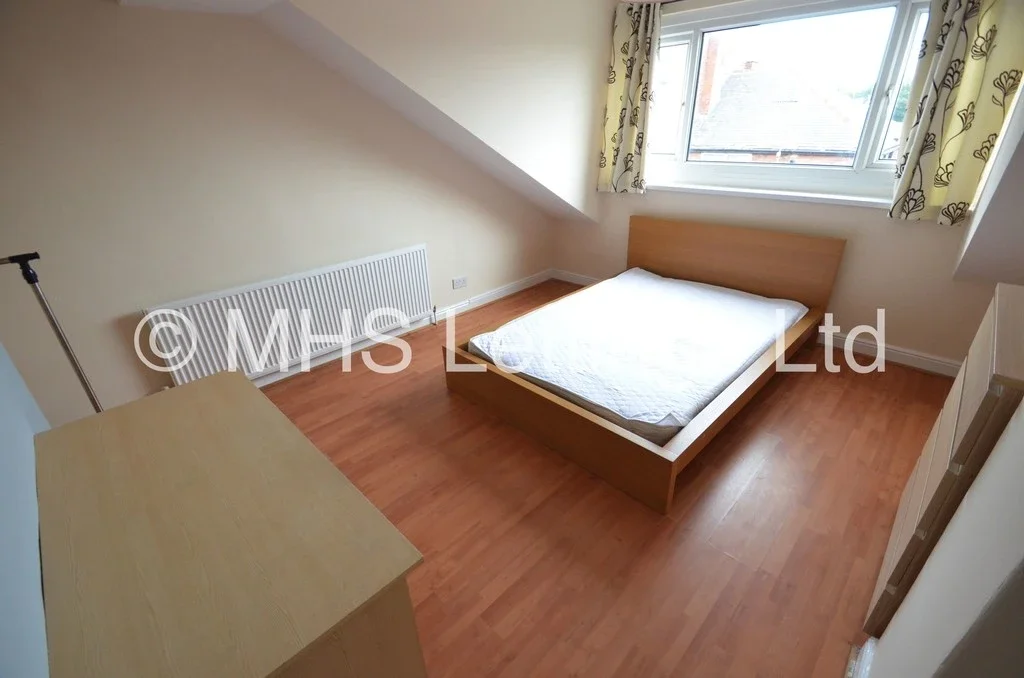 Room Back Hartley Grove in Leeds