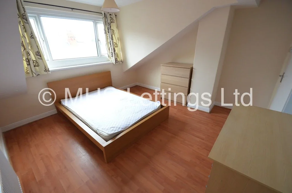 Room Back Hartley Grove in Leeds