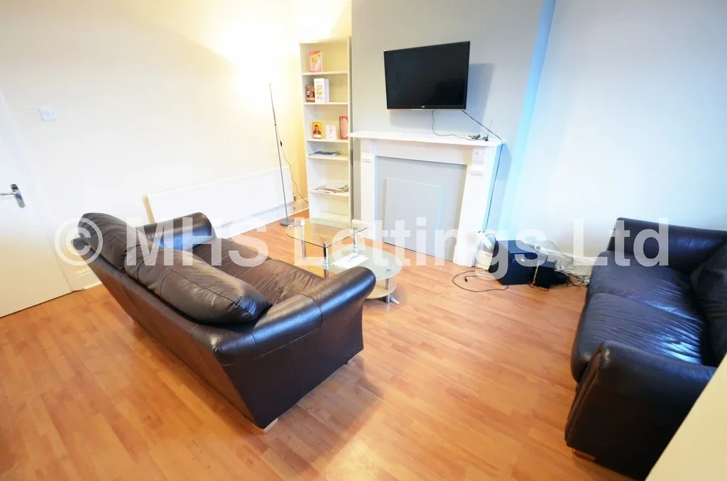 Room Back Hartley Grove in Leeds