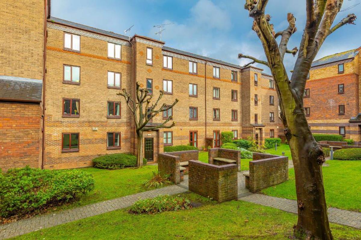 Flat Redcliff Mead Lane in Bristol