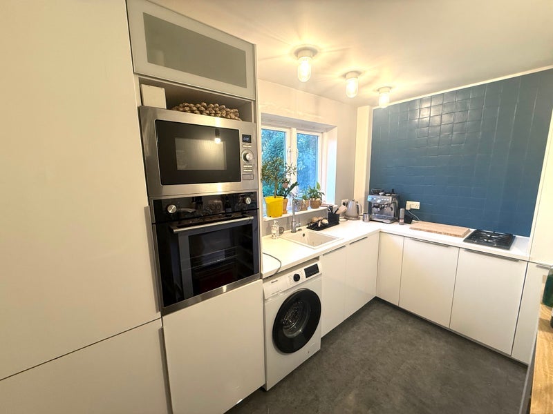 Flat Buxhall Crescent in Greater London