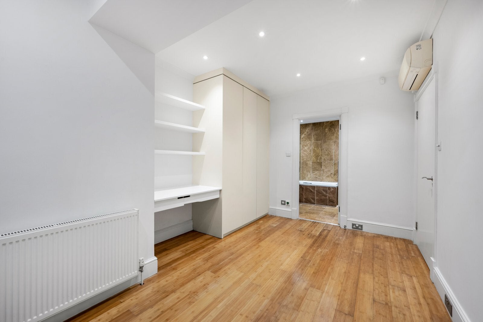 Flat Kinnerton Yard in City of Westminster