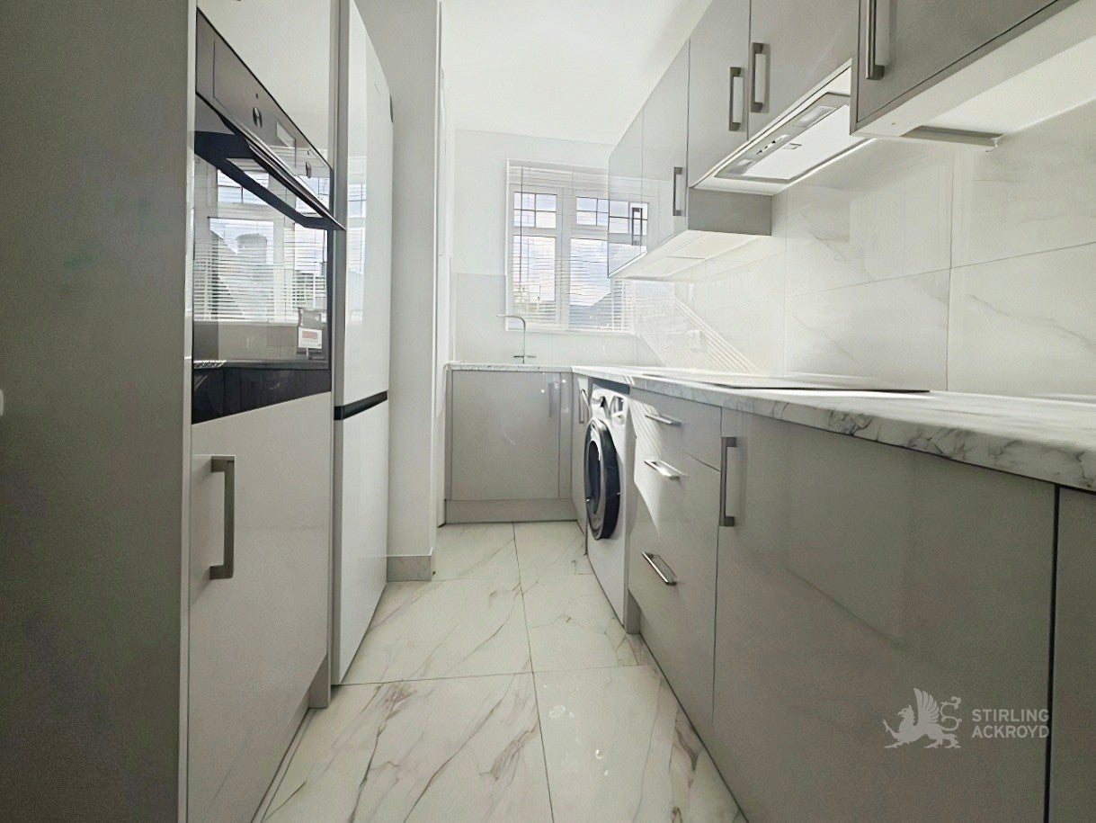 Flat Coombe Road in Greater London