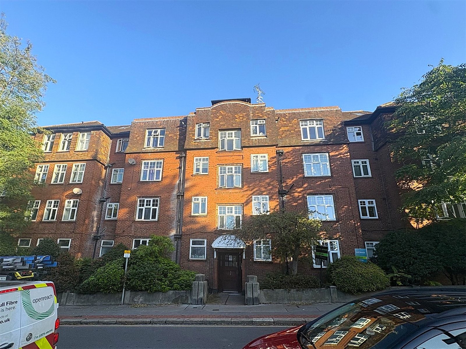 Flat Coombe Road in Greater London