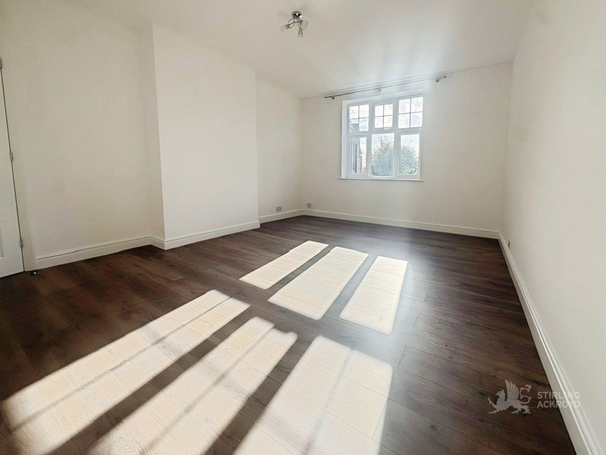 Flat Coombe Road in Greater London