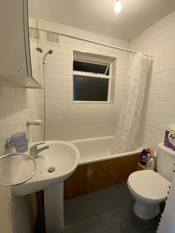 Room Roberts Road in Greater London