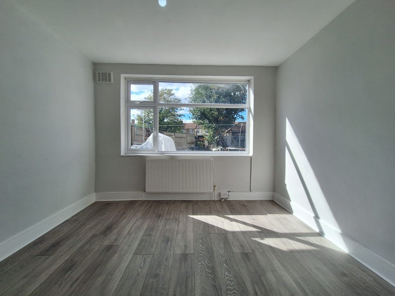Flat Bowood Road in Greater London