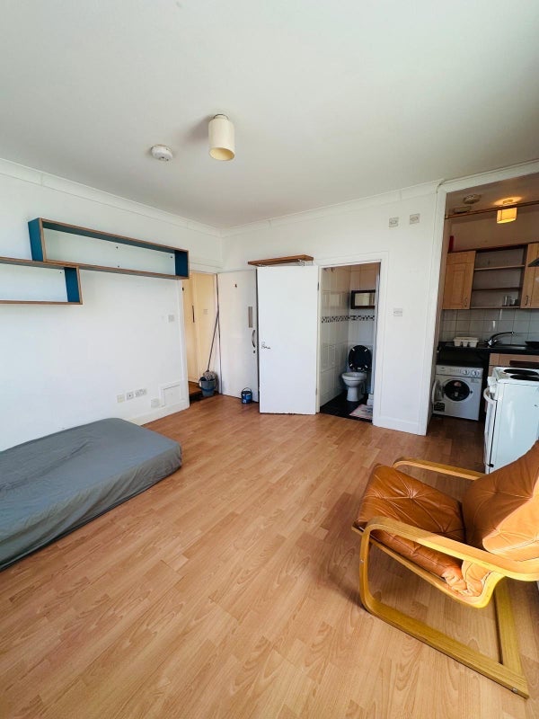 Flat Stroud Green Road in Greater London