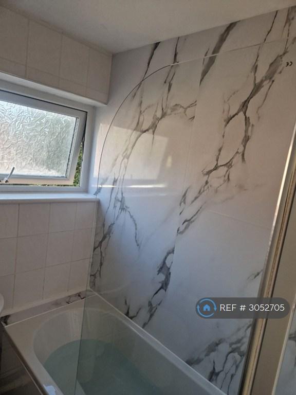 Flat Totland Close in Manchester