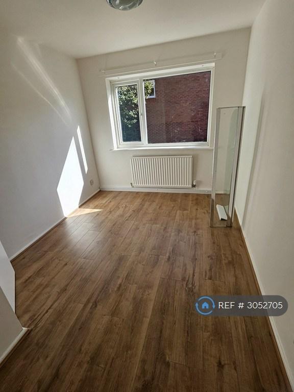 Flat Totland Close in Manchester