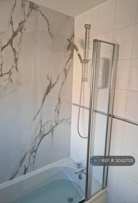 Flat Totland Close in Manchester